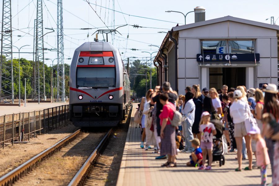 PĖSTIESIEMS IR DVIRATININKAMS